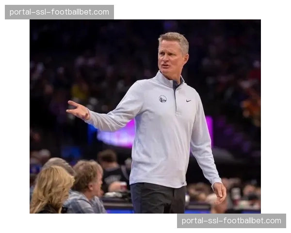 场边镜头:勇士主帅科尔对一次24秒违例前的勉强出手摇头,指向战术板强调转移球。 场边镜头:勇士主帅科尔对一次24秒违例前的勉强出手摇头,指向战术板强调转移球。